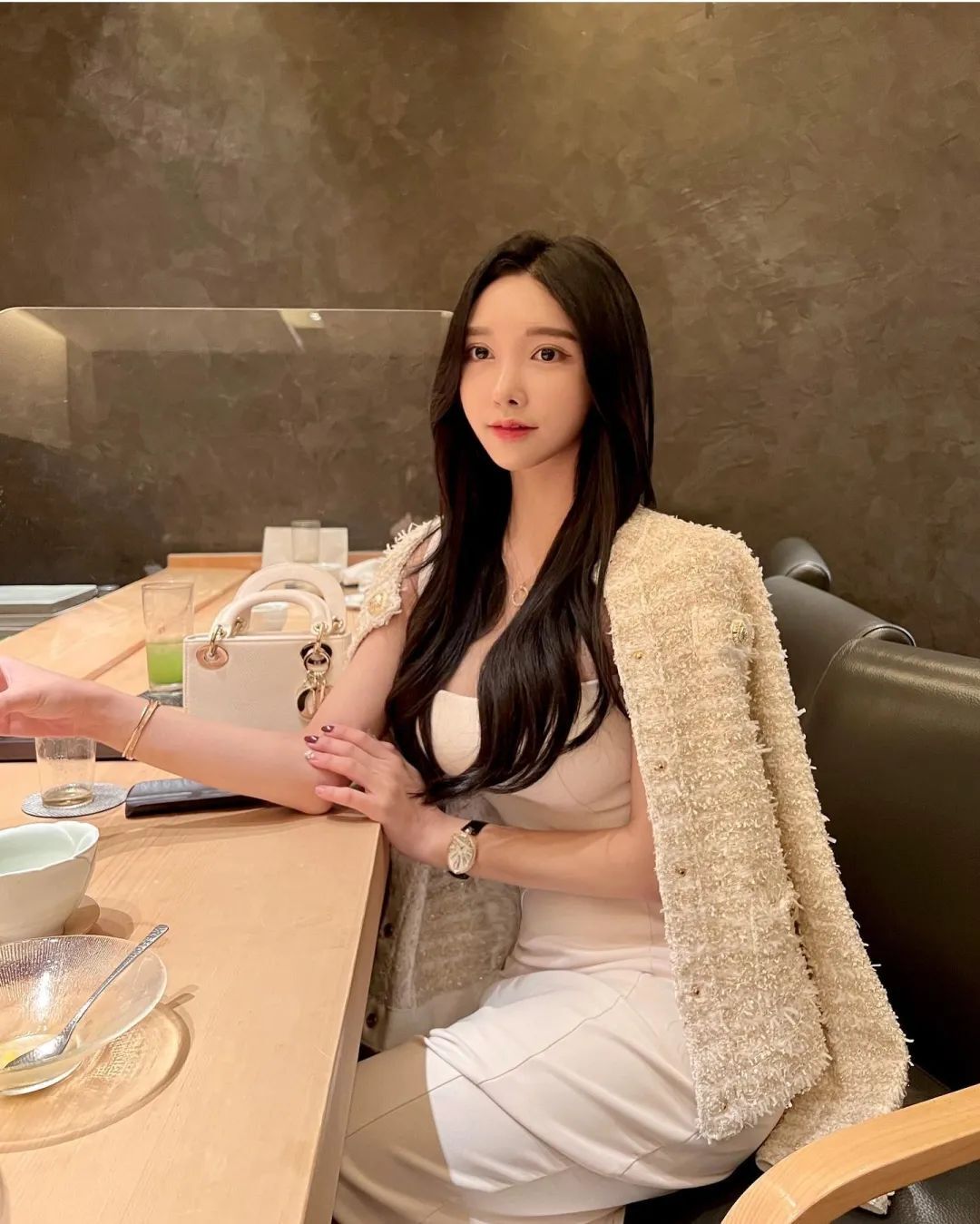 气质名媛女神！这黑丝大长腿，超顶啊！