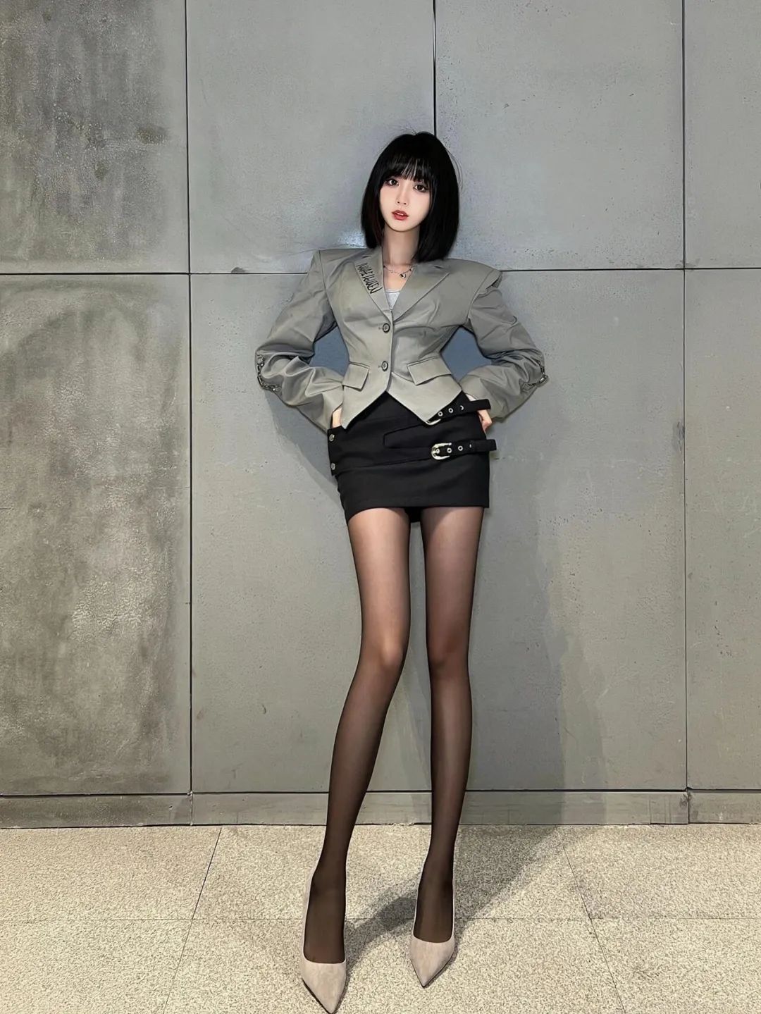 性感美女，西装配短裙