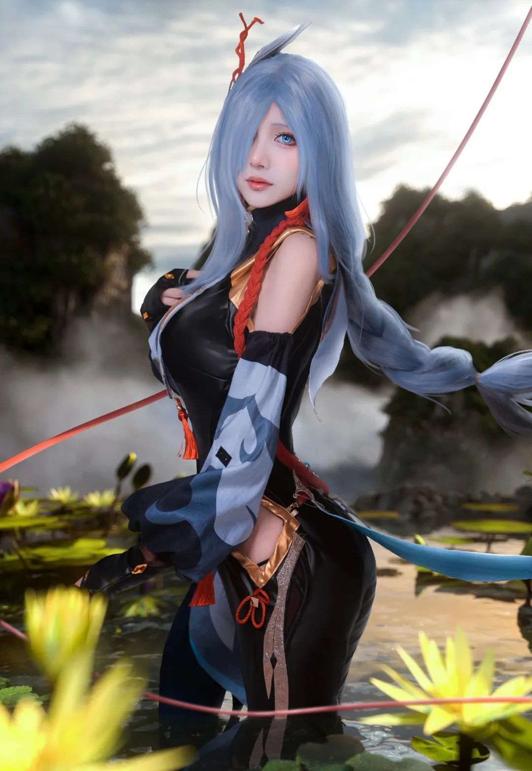 一体成型的S曲线 流淌成熟的妩媚诱惑 侧颜回眸申鹤cos