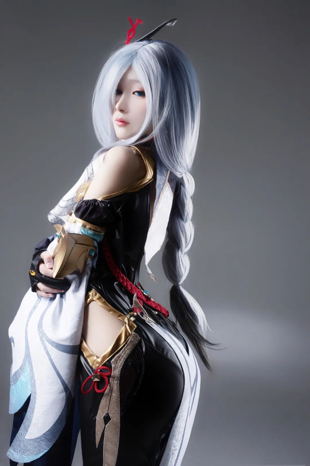 一体成型的S曲线 流淌成熟的妩媚诱惑 侧颜回眸申鹤cos