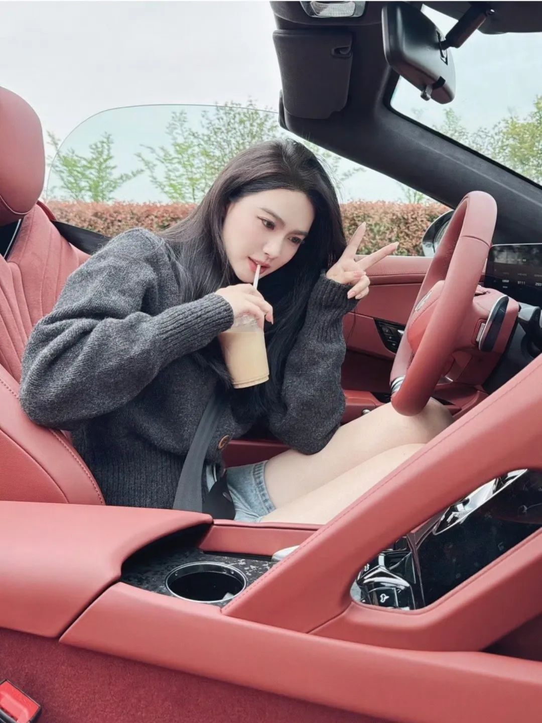 黑丝大长腿标配！玩车界最美湖人女球迷！