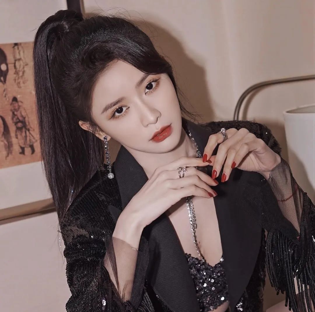 最美少妇！微笑女神！湖人女球迷，太可了...