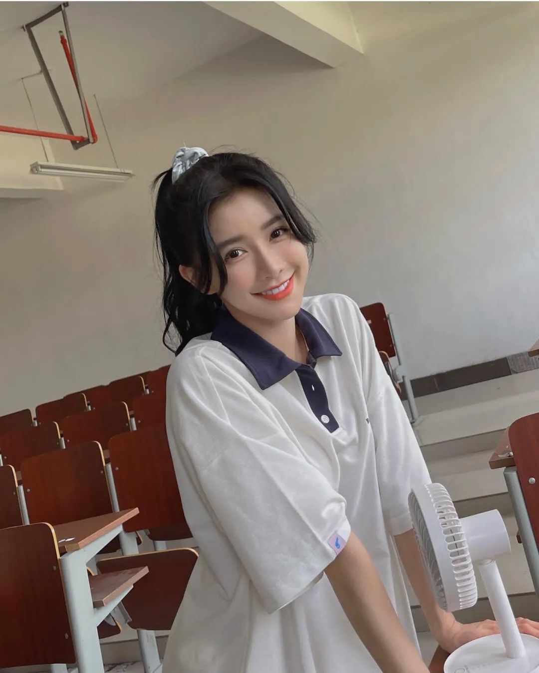 最美少妇！微笑女神！湖人女球迷，太可了...