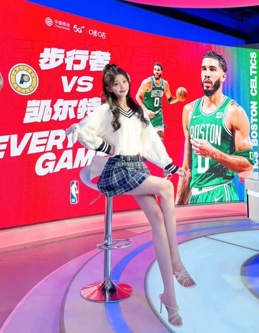 咪咕第一腿精！太顶了！湖人女球迷，无敌啊！