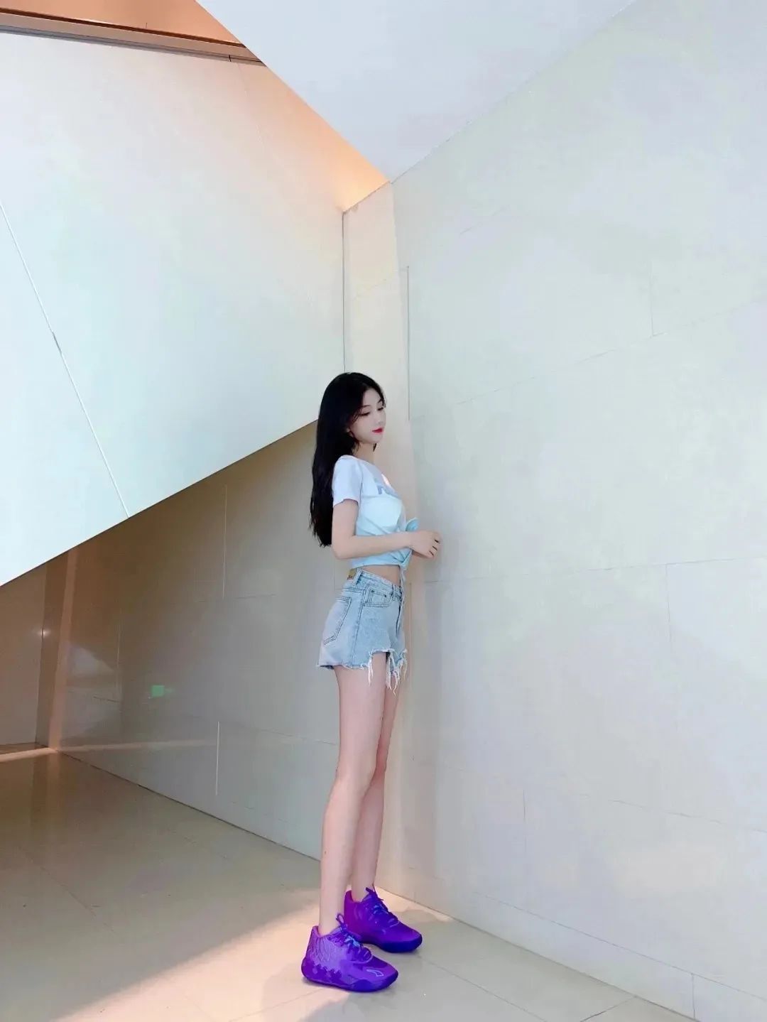 咪咕第一腿精！太顶了！湖人女球迷，无敌啊！