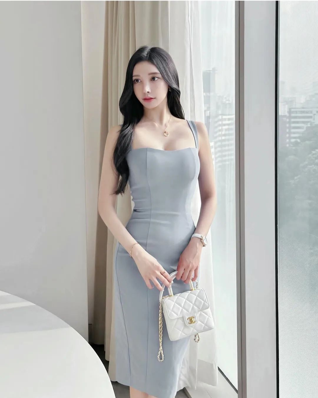 气质名媛女神！这黑丝大长腿，超顶啊！