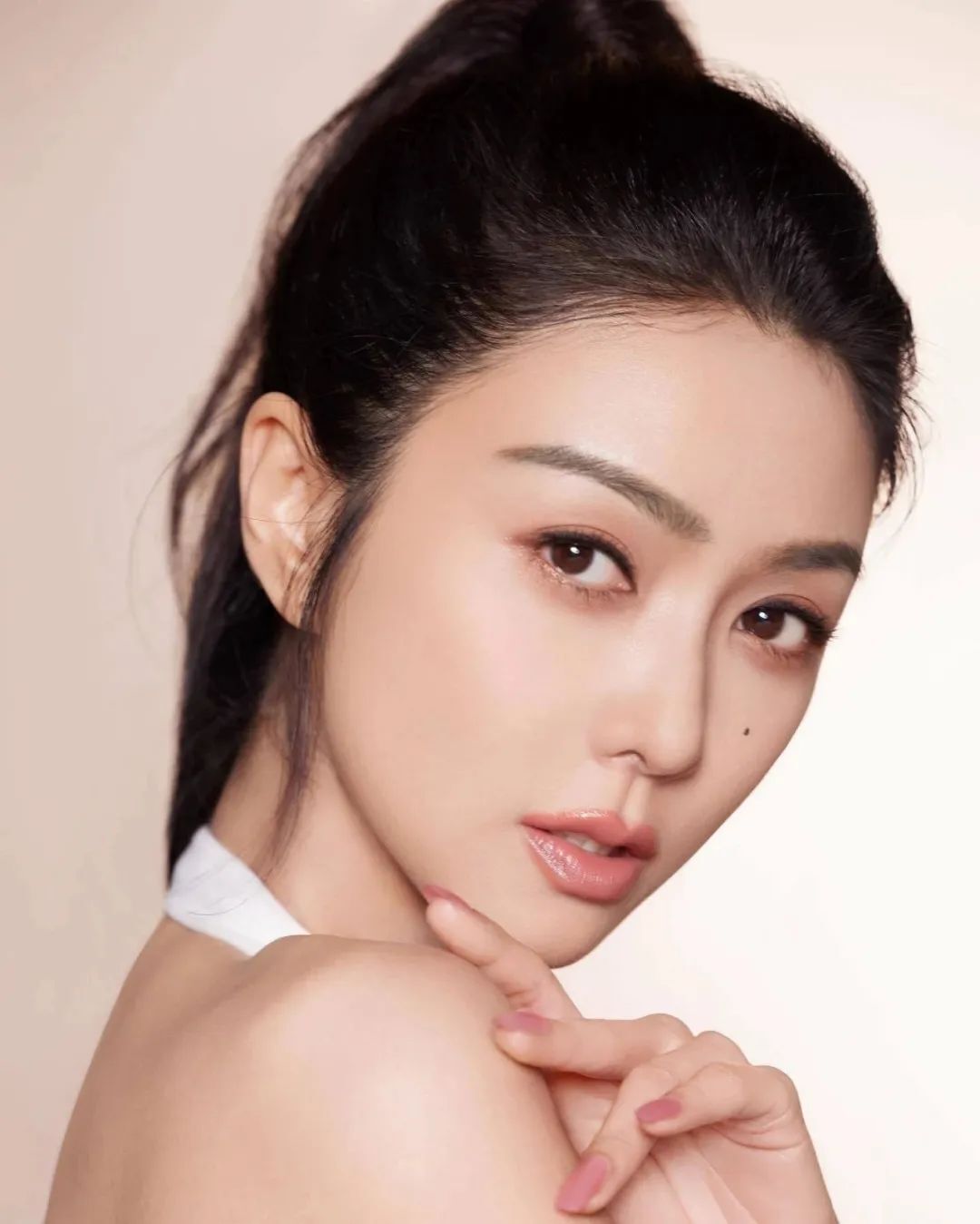黑丝配大长腿！香港顶级美女！性感女神！
