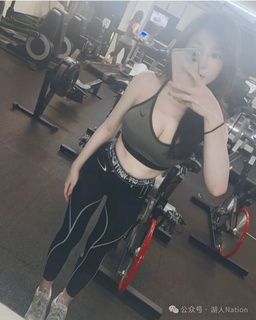 顶级长腿+黑丝！这身材，犯规了！