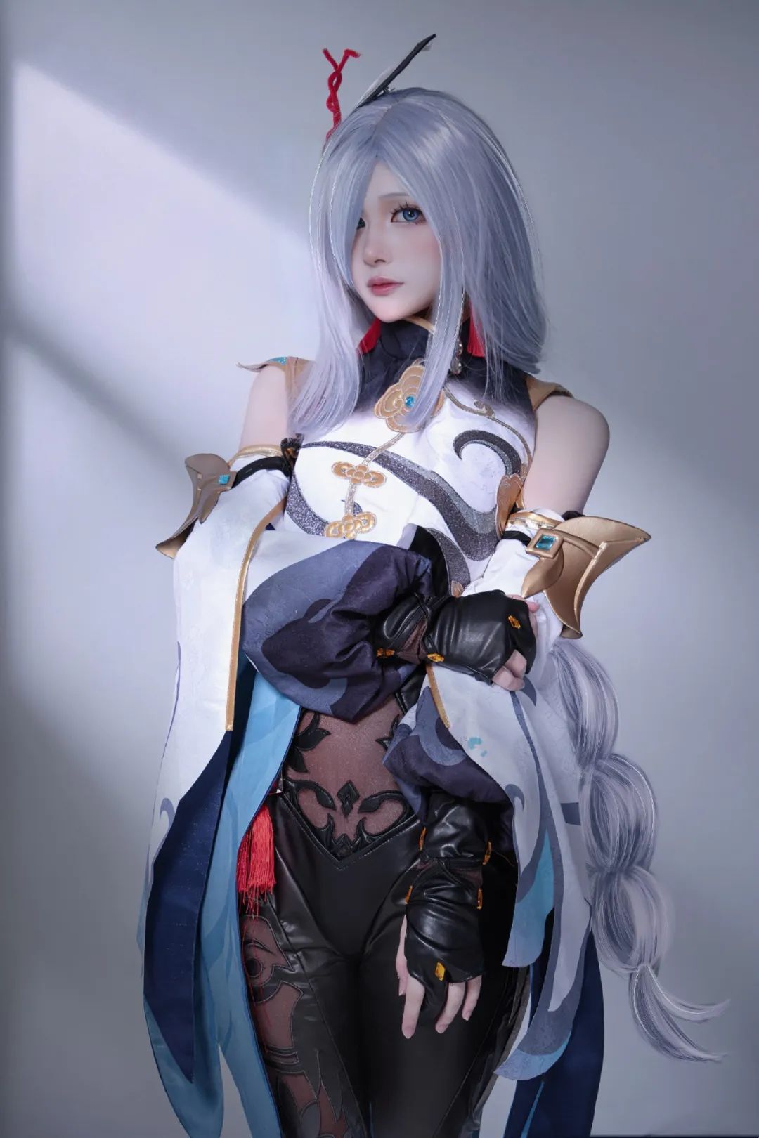 一体成型的S曲线 流淌成熟的妩媚诱惑 侧颜回眸申鹤cos