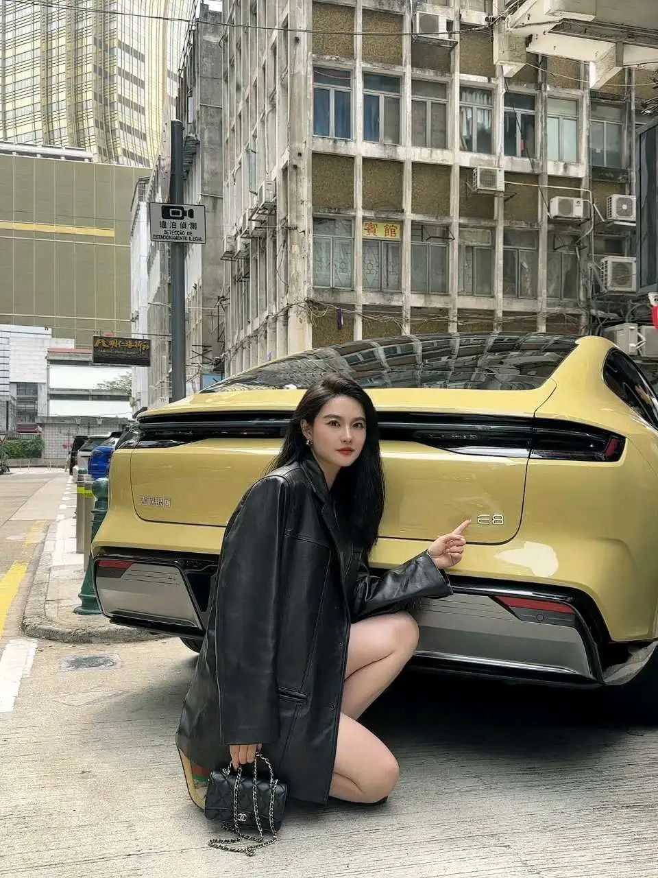 黑丝大长腿标配！玩车界最美湖人女球迷！