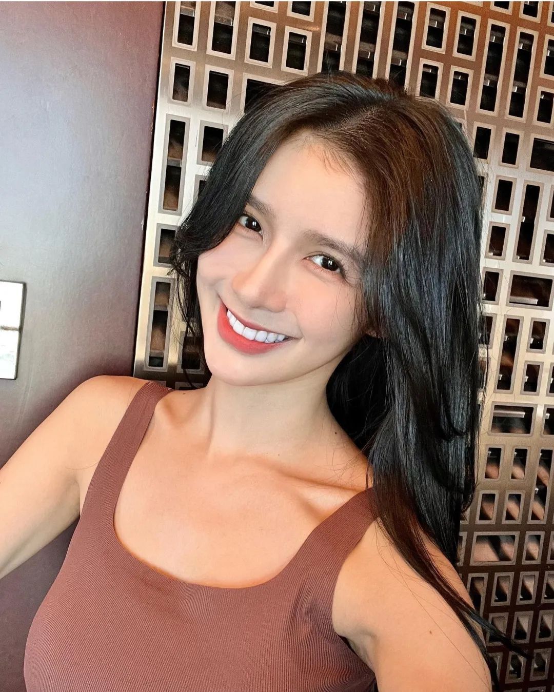最美少妇！微笑女神！湖人女球迷，太可了...