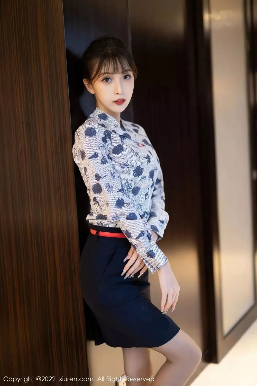 性感空姐衬衫短裙黑丝美腿人体写真图片