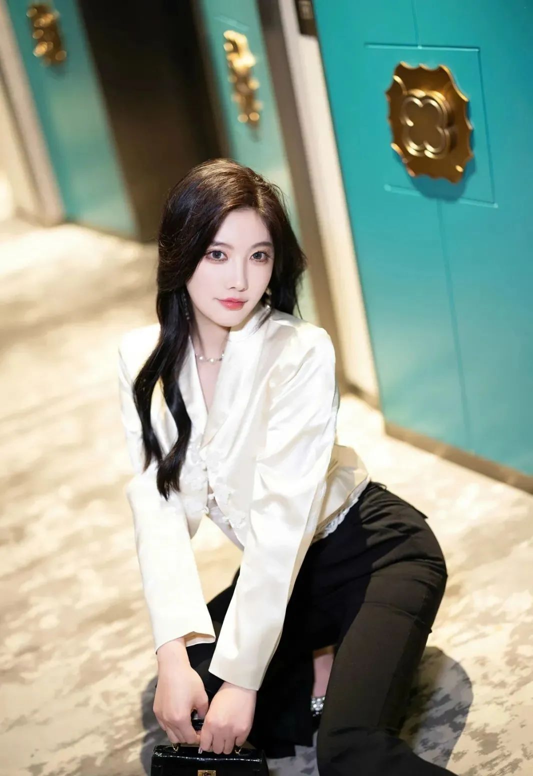 美女在酒店旁的艺术写真照，身材标致非常上镜