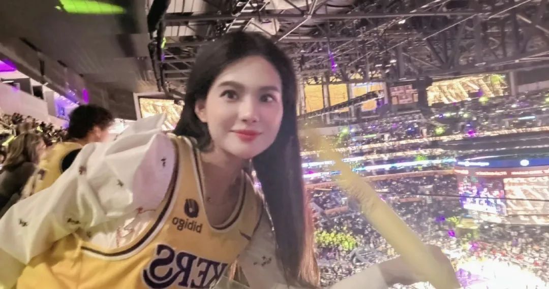 黑丝大长腿标配！玩车界最美湖人女球迷！