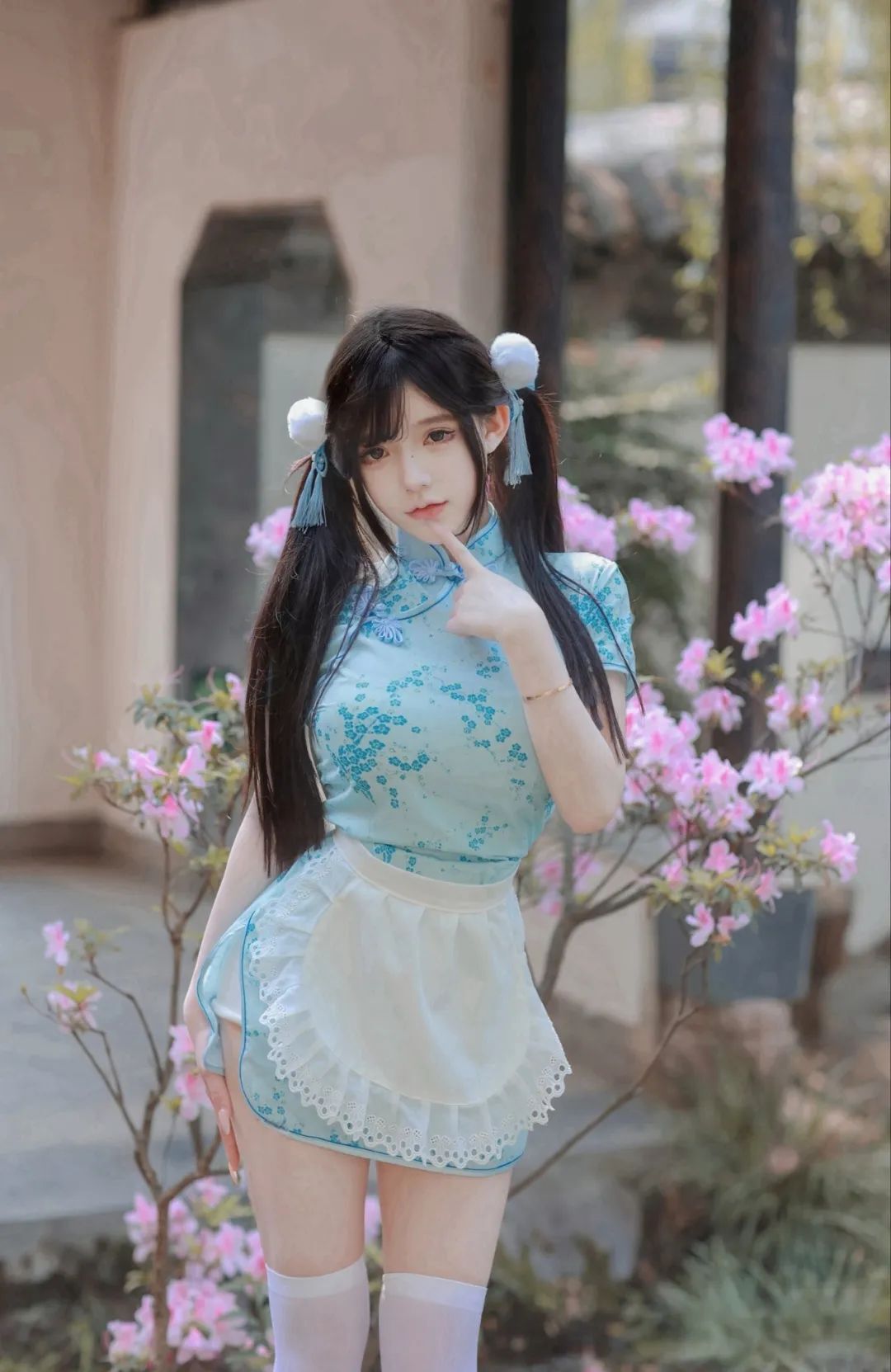 旗袍女仆 花香肆意 中华娘的倩影里有种美感