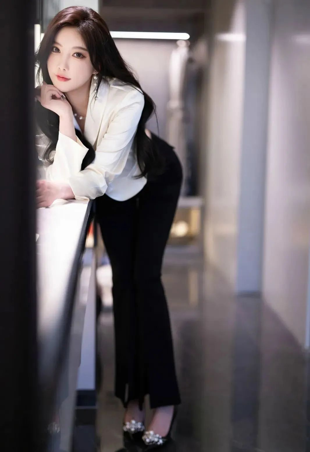 美女在酒店旁的艺术写真照，身材标致非常上镜