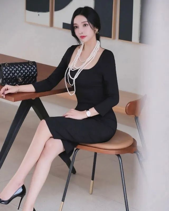 气质名媛女神！这黑丝大长腿，超顶啊！