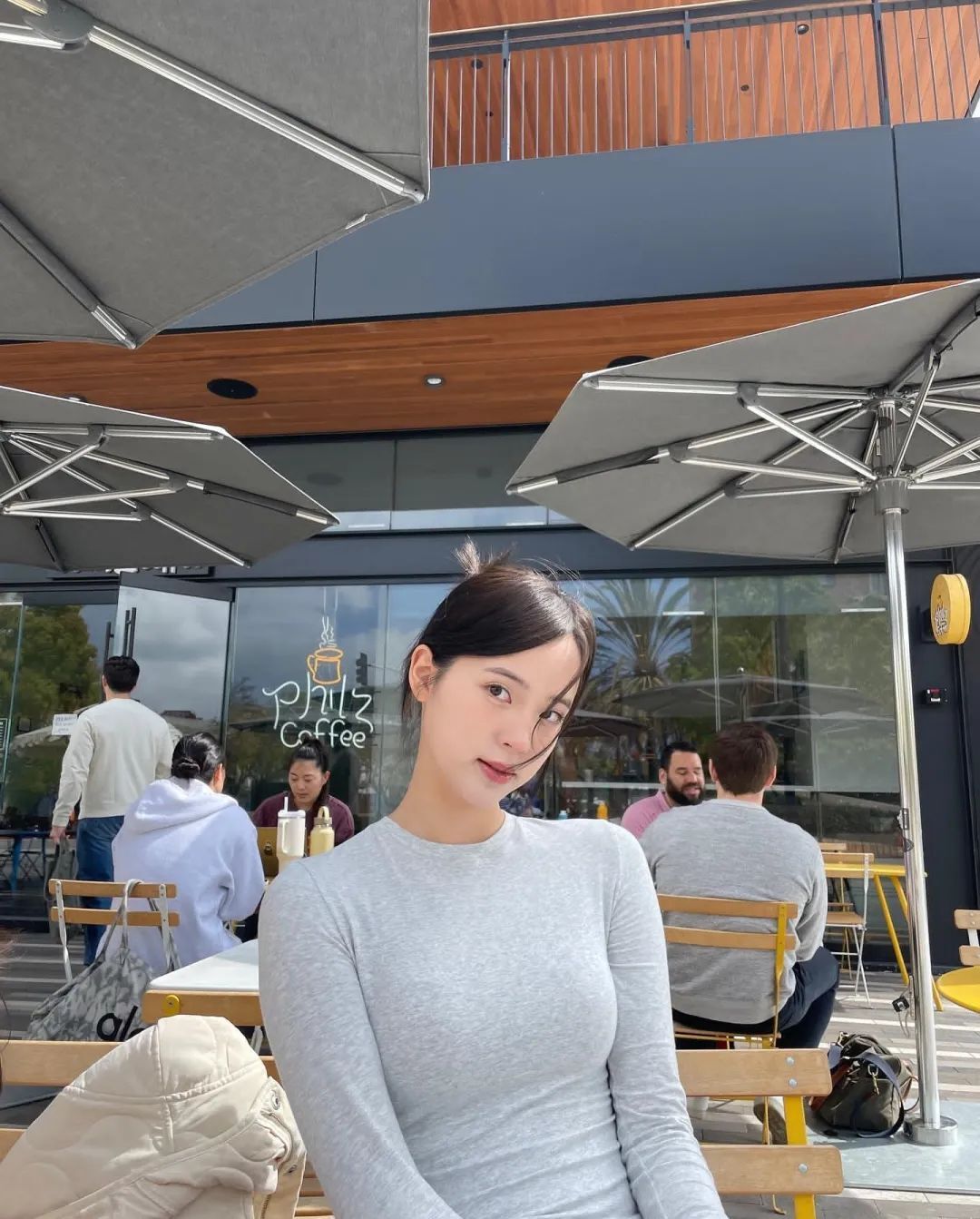 别低估她的性感！她穿上黑丝后，谁看了不迷糊？