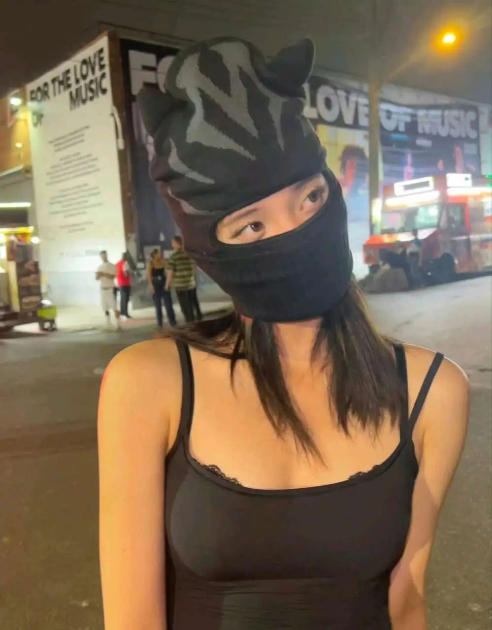 别低估她的性感！她穿上黑丝后，谁看了不迷糊？