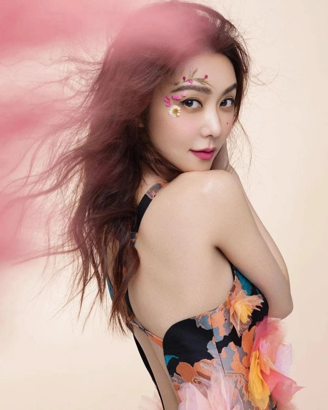 黑丝配大长腿！香港顶级美女！性感女神！