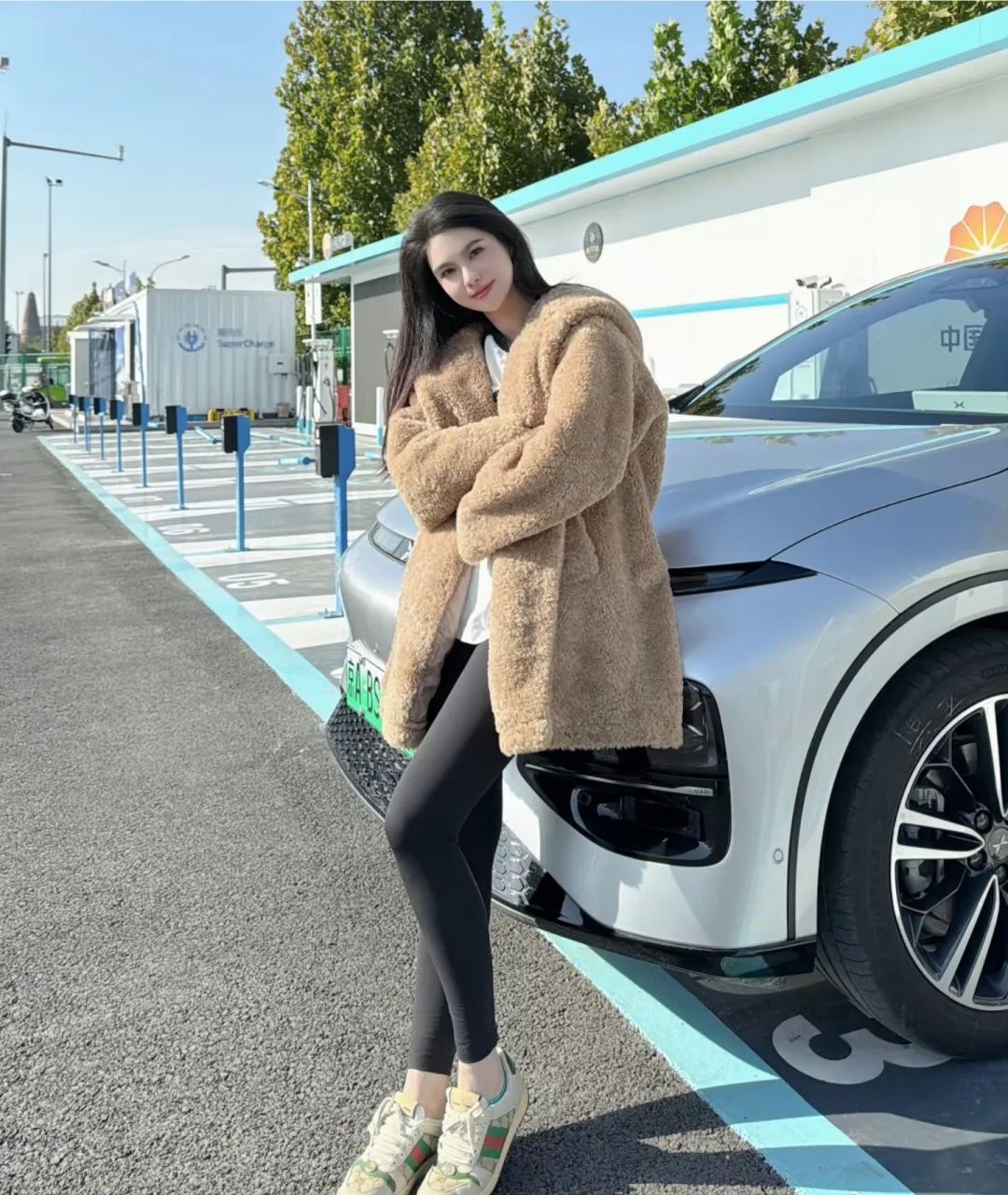 黑丝大长腿标配！玩车界最美湖人女球迷！