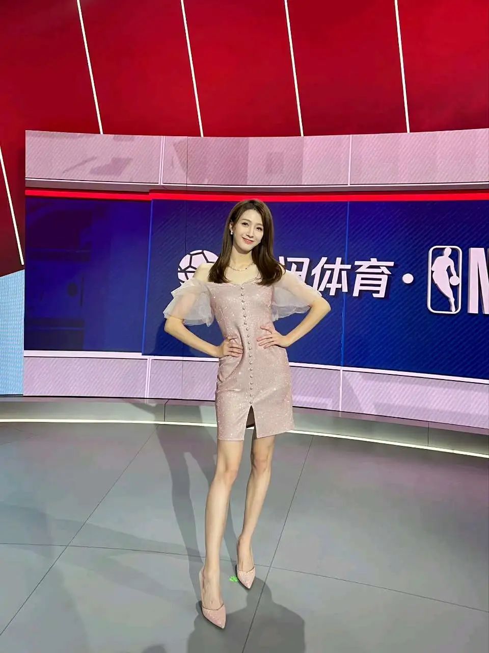 这大长腿，超顶啊！NBA最美女主播！