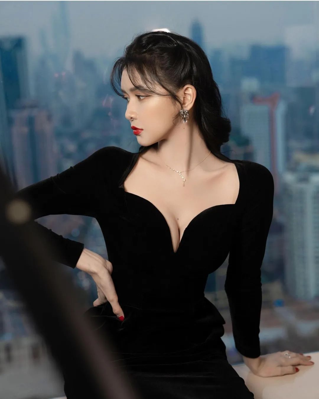 最美少妇！微笑女神！湖人女球迷，太可了...
