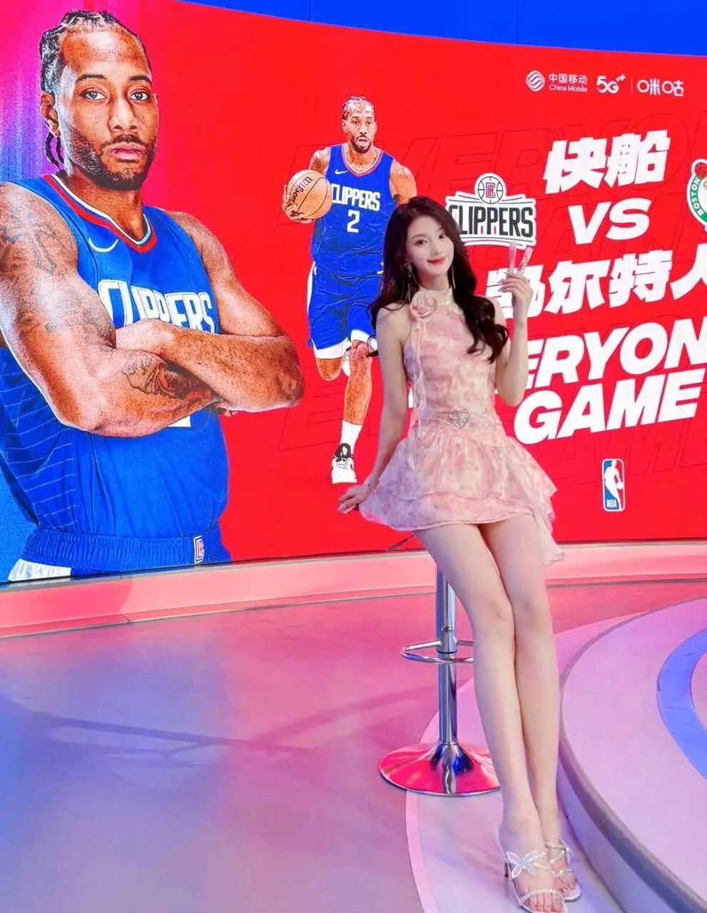 咪咕第一腿精！太顶了！湖人女球迷，无敌啊！