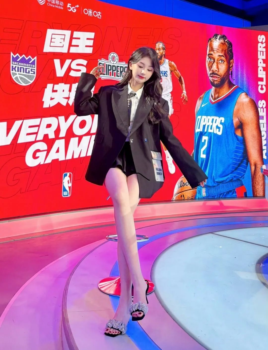 咪咕第一腿精！太顶了！湖人女球迷，无敌啊！