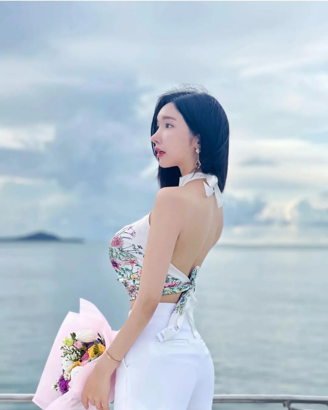 气质名媛女神！这黑丝大长腿，超顶啊！