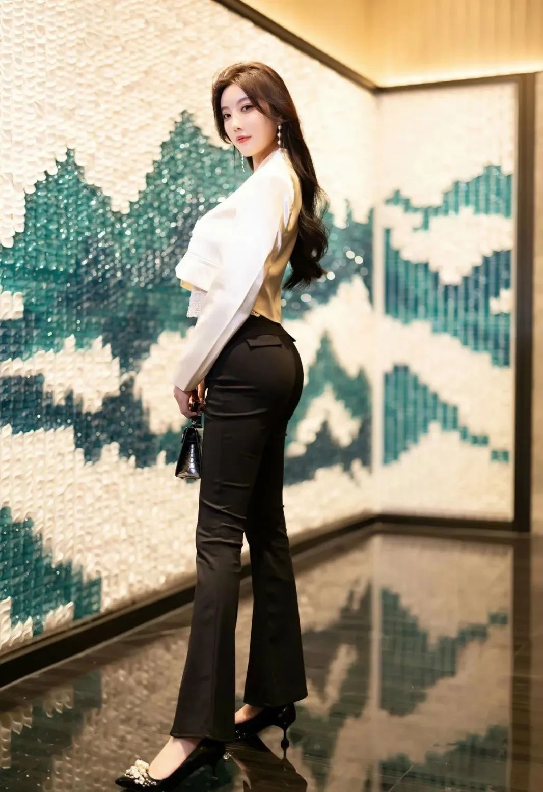 美女在酒店旁的艺术写真照，身材标致非常上镜