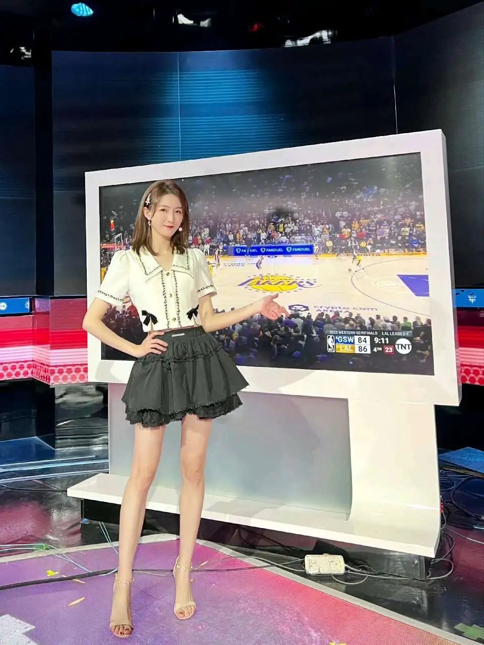 这大长腿，超顶啊！NBA最美女主播！
