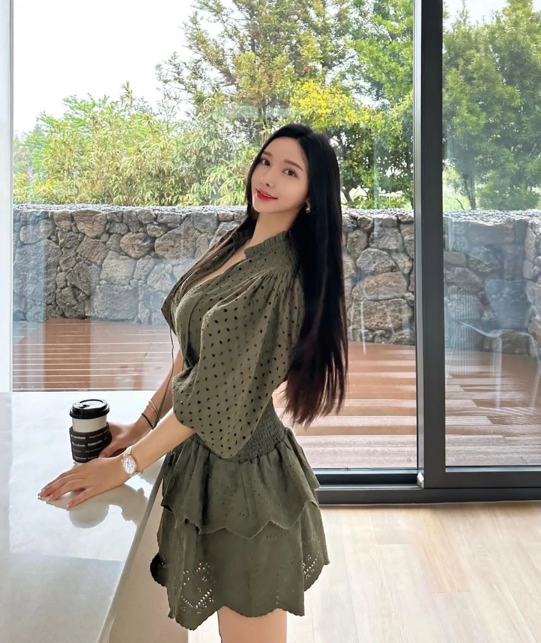 气质名媛女神！这黑丝大长腿，超顶啊！