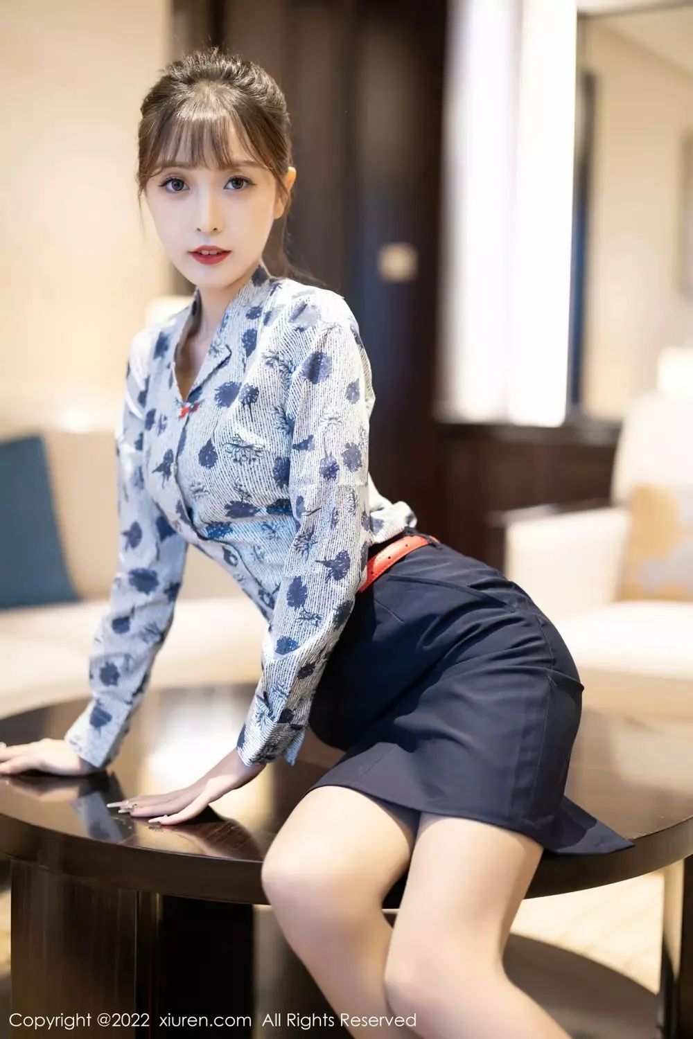 性感空姐衬衫短裙黑丝美腿人体写真图片