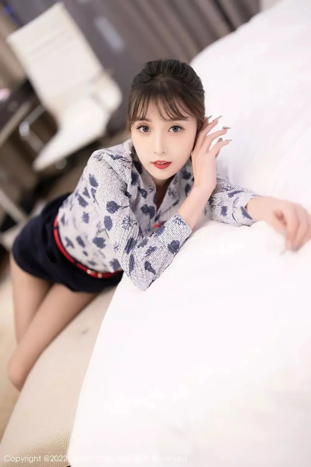性感空姐衬衫短裙黑丝美腿人体写真图片