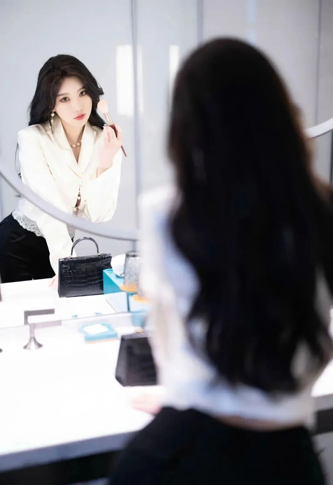 美女在酒店旁的艺术写真照，身材标致非常上镜
