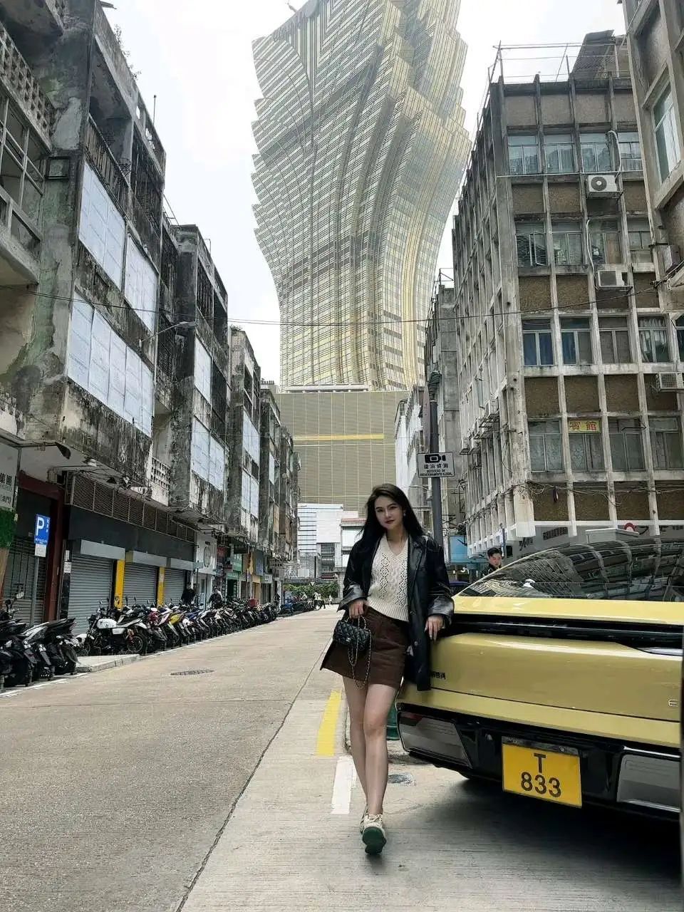 黑丝大长腿标配！玩车界最美湖人女球迷！