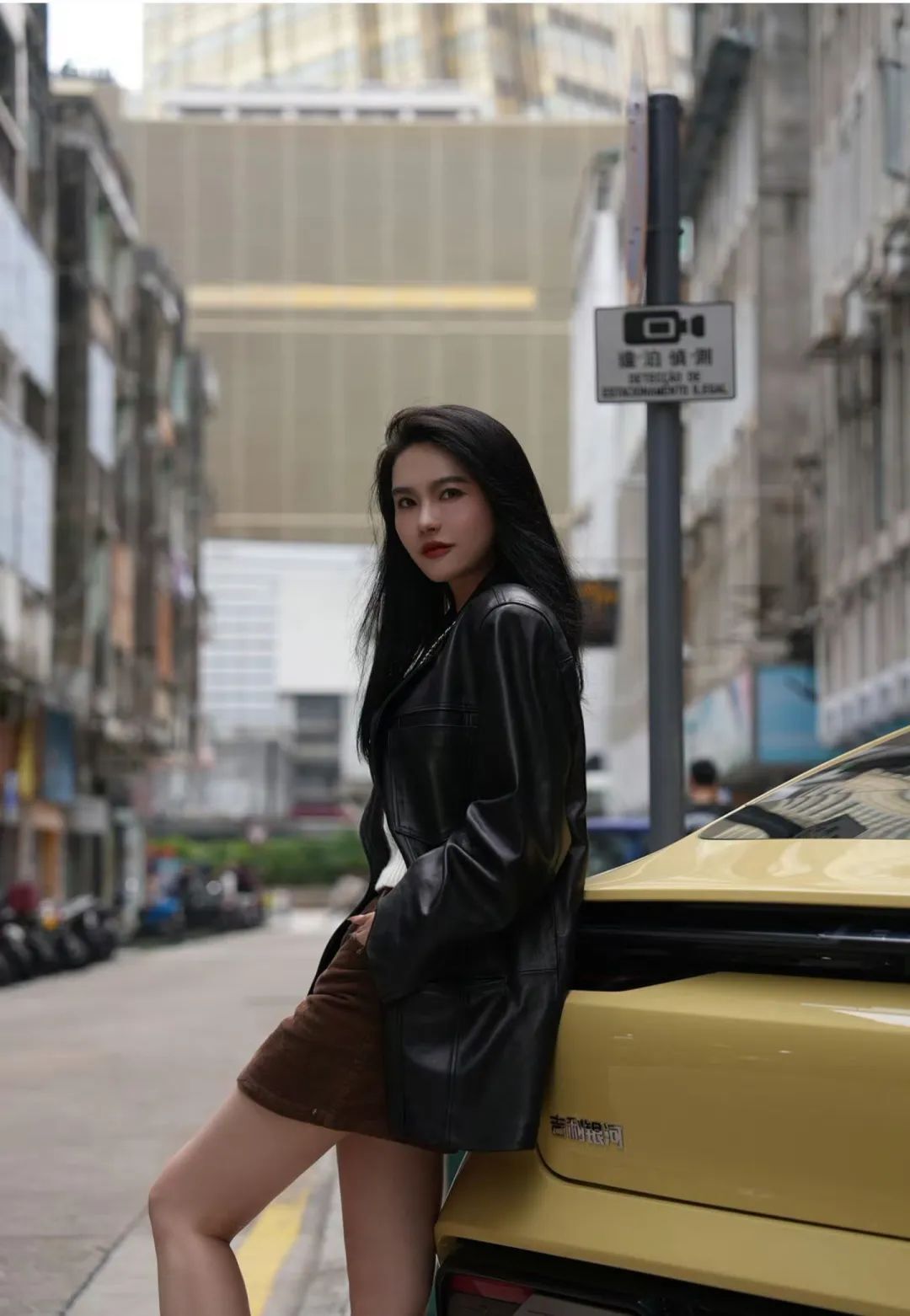 黑丝大长腿标配！玩车界最美湖人女球迷！