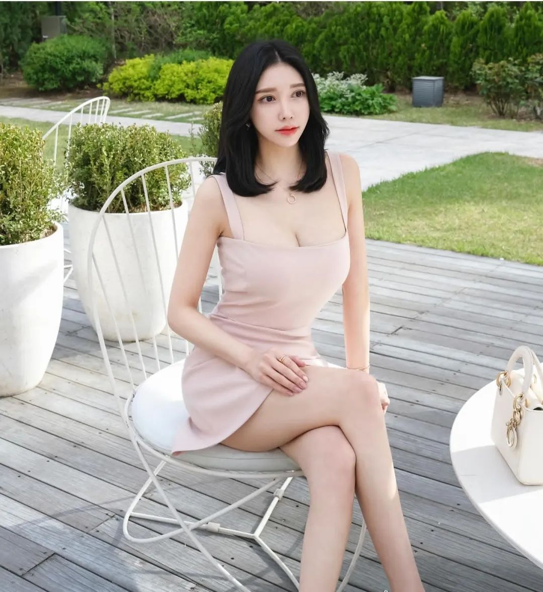 气质名媛女神！这黑丝大长腿，超顶啊！