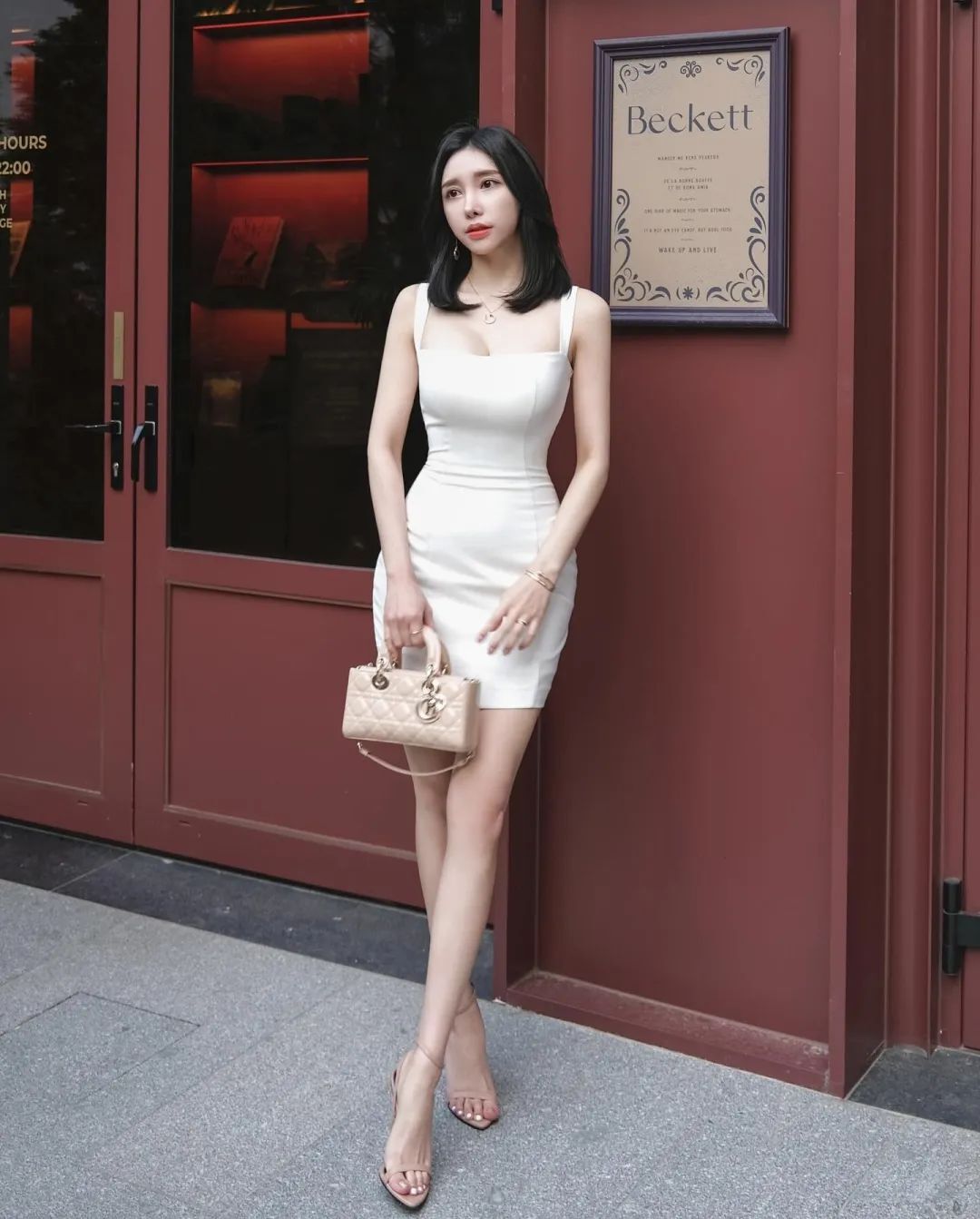 气质名媛女神！这黑丝大长腿，超顶啊！