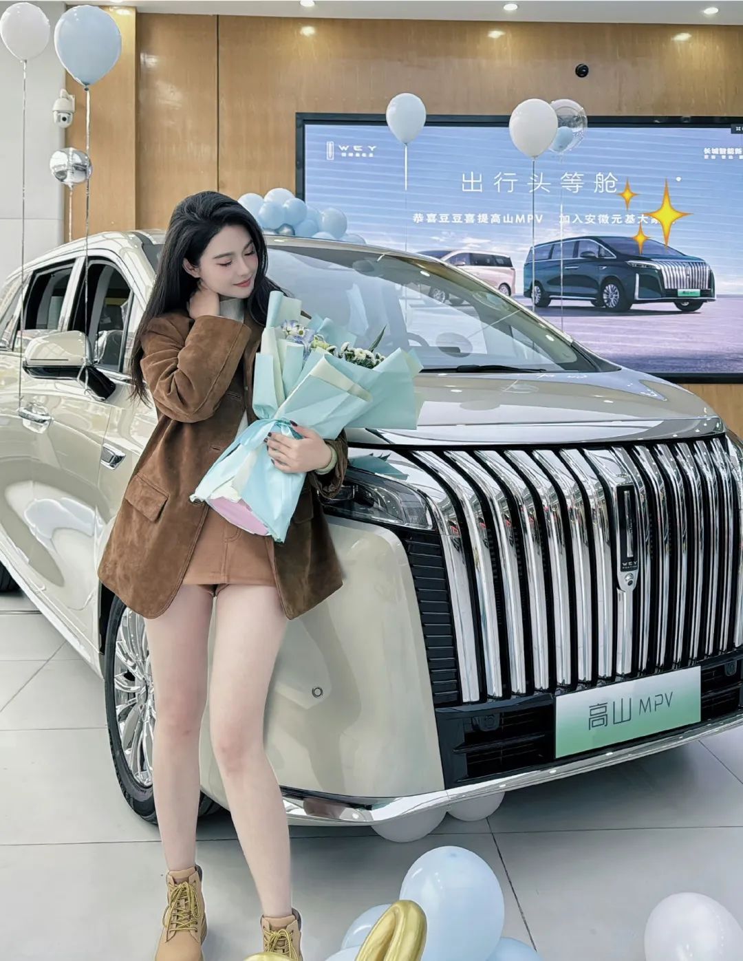 黑丝大长腿标配！玩车界最美湖人女球迷！