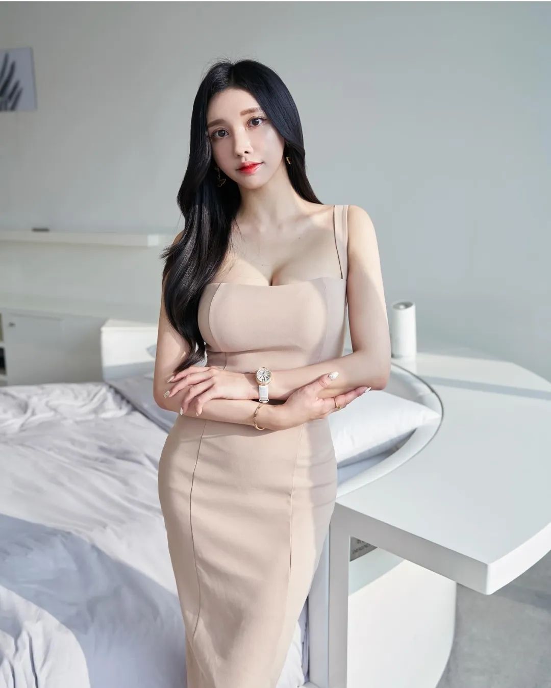 气质名媛女神！这黑丝大长腿，超顶啊！