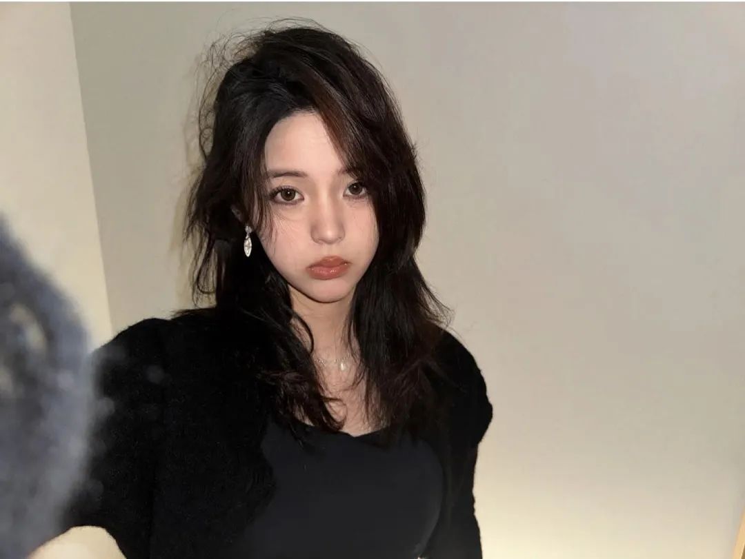 别低估她的性感！她穿上黑丝后，谁看了不迷糊？