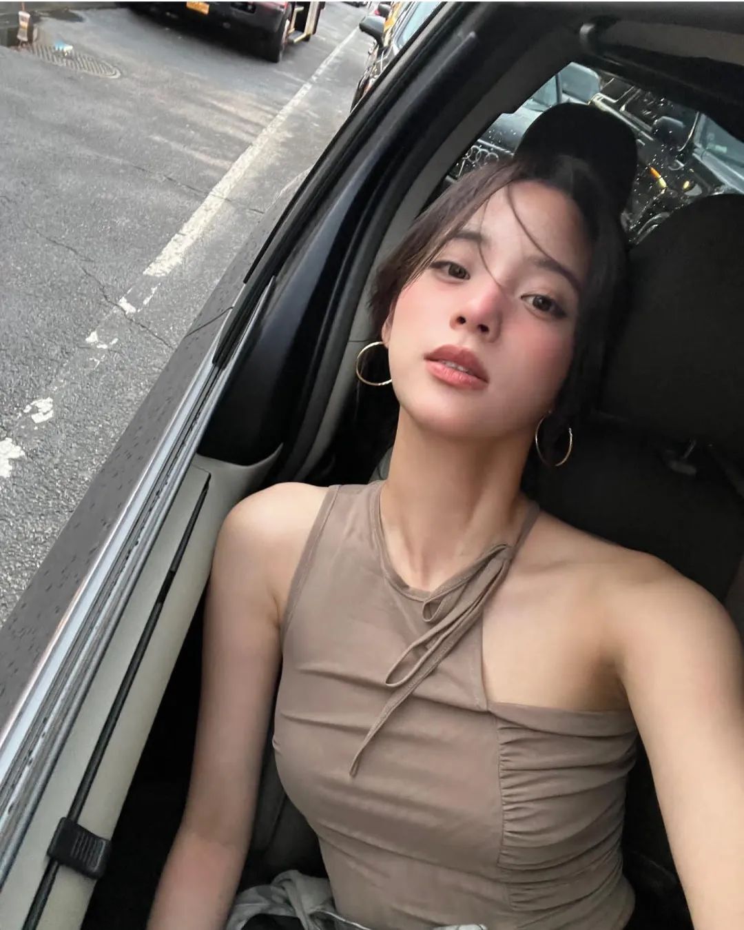 别低估她的性感！她穿上黑丝后，谁看了不迷糊？