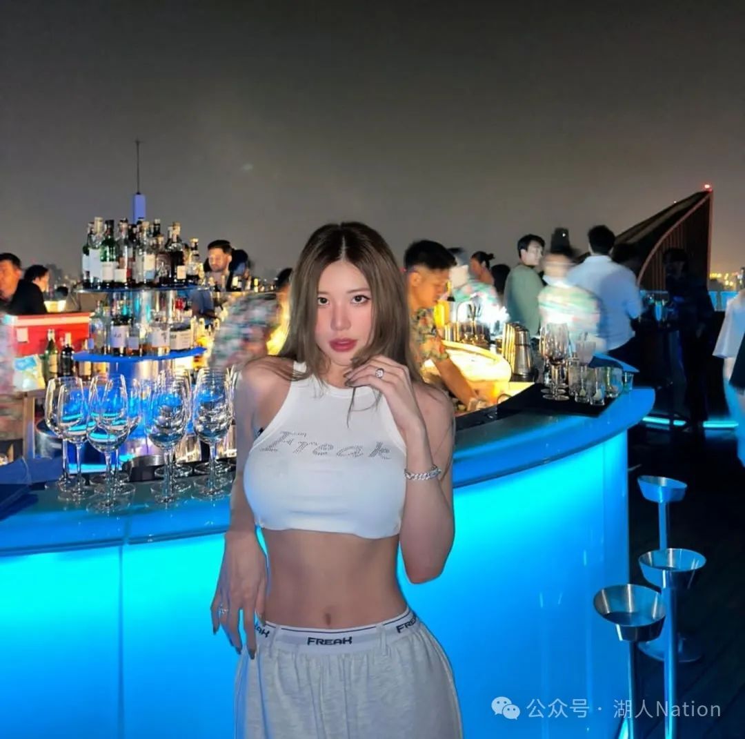 马来西亚顶级网红！这臀腰比，这曲线，真的绝了！