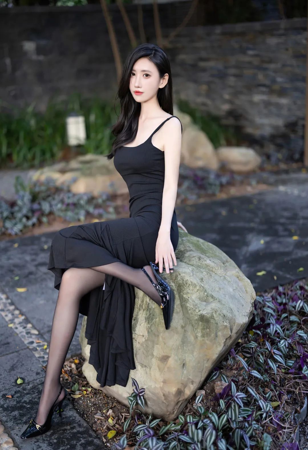章芃芃黑色吊带连衣裙