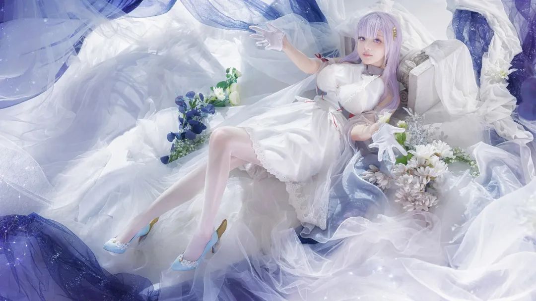 朦胧的光让普利茅斯的凹凸曲线在散发性感的同时还带着属于小天使的温柔，加上这腿长的优势魅力就更无法抵挡