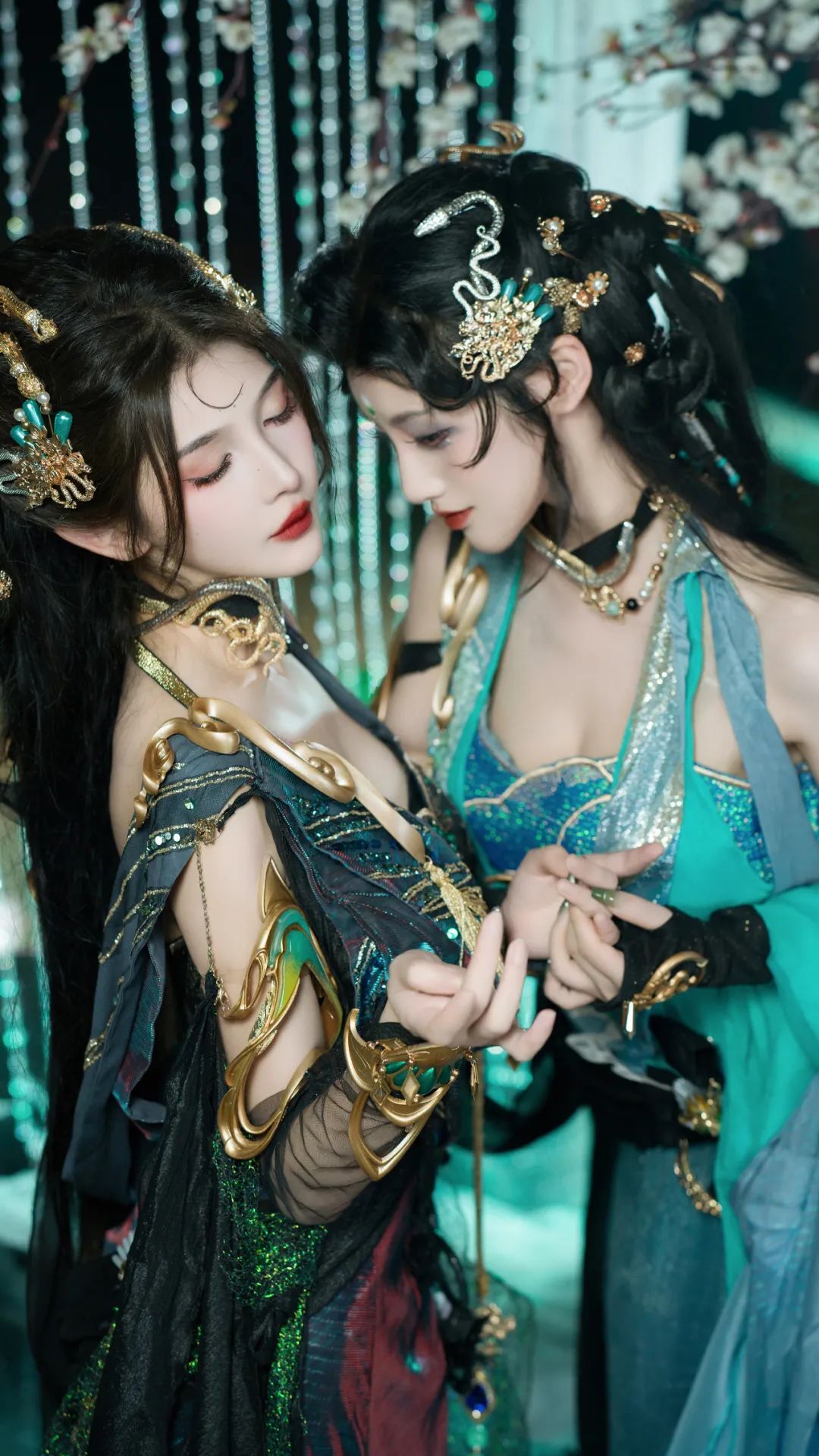 逆水寒ol中的青蛇和黑蛇，这对姐妹花总是如此令人难忘