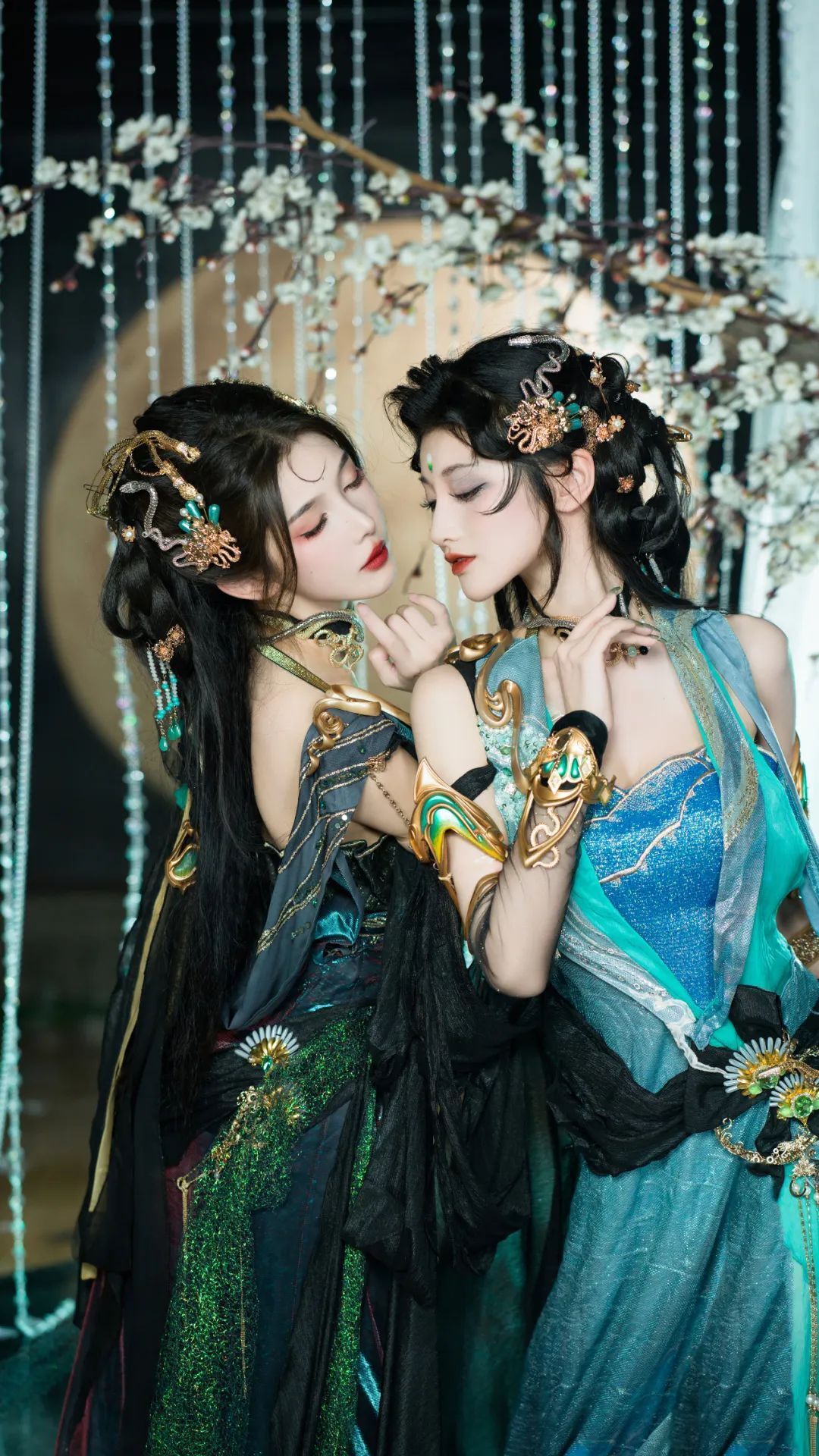 逆水寒ol中的青蛇和黑蛇，这对姐妹花总是如此令人难忘