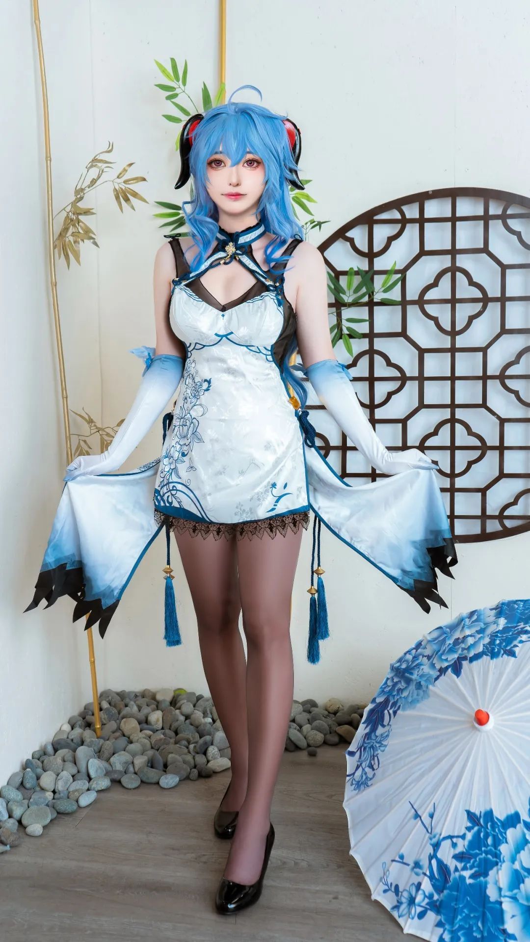 黑巧丝滑如牛乳 甘雨的青花瓷旗袍 半分娇羞流淌曼妙曲线